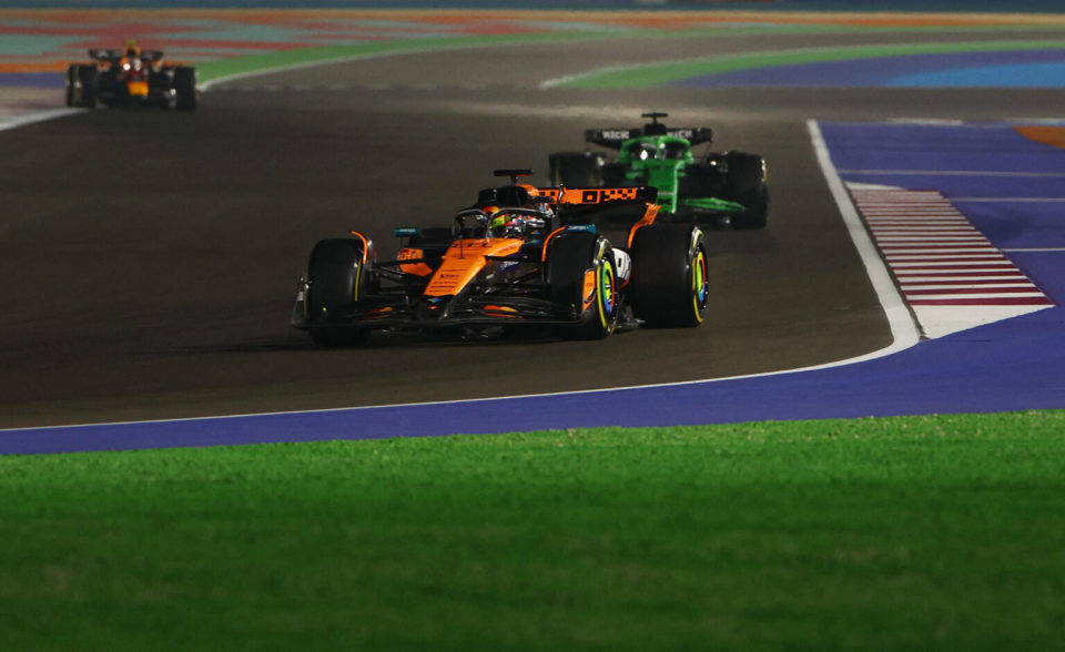 世界杯-F1卡塔尔站：大反弹！皮亚斯特里破纪录夺杆，角田裕毅首次击败维斯塔潘